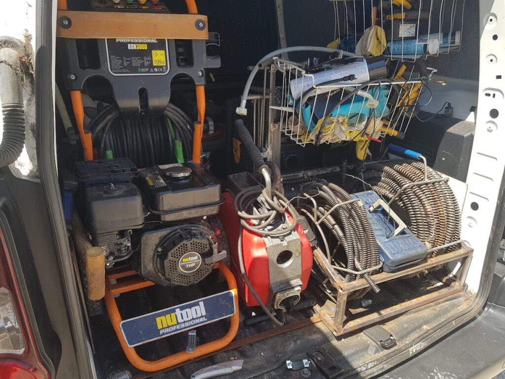 a carrinha do canalizador na linha a chegada para um serviço de desentupimento