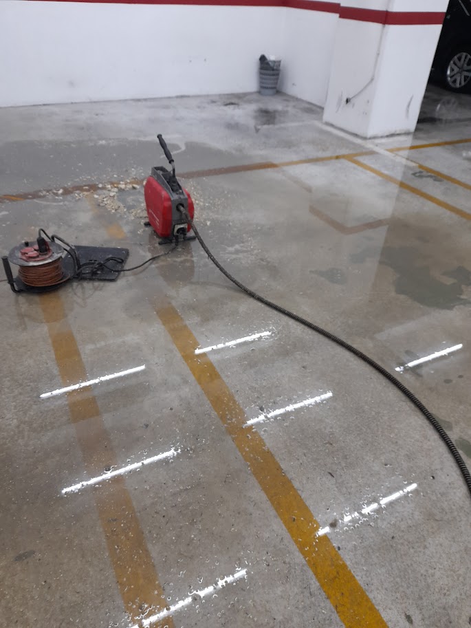 desentupimento de caixa de esgoto da garagem e aspiração