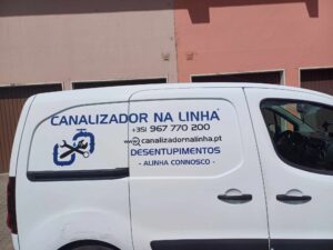 a carrinha do Canalizador na Linha a chegar ao cliente para serviços de desentupimento e canalização